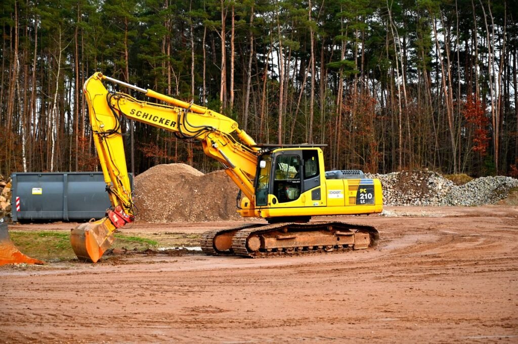 Miniexcavadora propia moviendo tierra